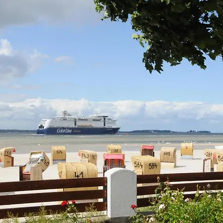 Strandhotel 15 *